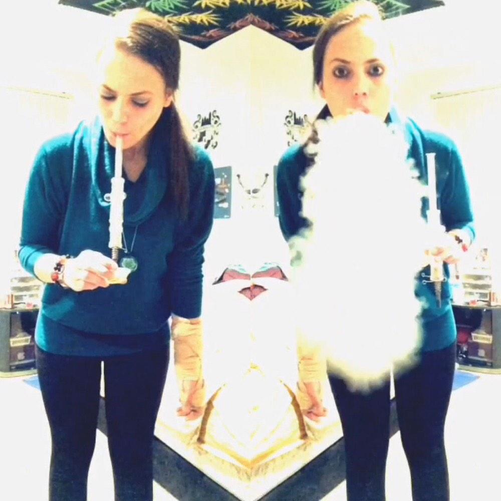 Stldabberchick's tweet photo. wake and dab with my #NectarCollector 💨💨💨💨 #girlswhodab #iwillmarrymary #wakeanddab http://t.co/XeM9Pj9zdA