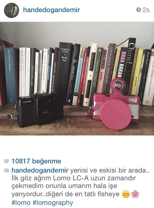 vayscaninaa's tweet photo. Kitaplara öyle bir odaklanmışım ki 😍 Fotoğraf makineleri de varmış sonradan gördüm 😁 http://t.co/NplgOUusaq