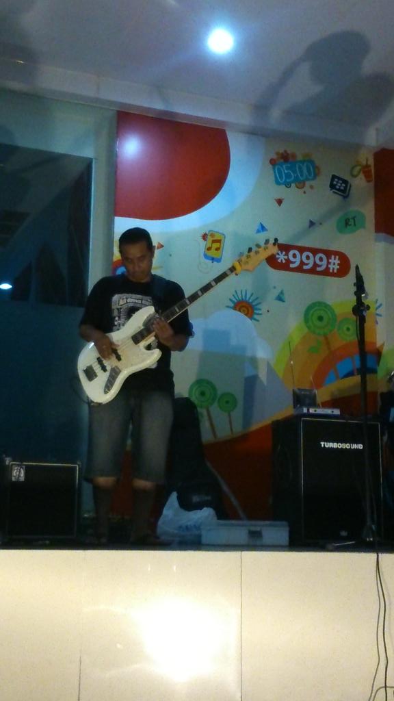 Yeeeeeiiyy ! Jarang2 neh Steering Committee kita ikutan JamSess.. colek om <a href="/ICHANBASS/">Chandra Bass</a> <a href="/RencangJazz/">Rencang Band</a>.. :P
#REGULER