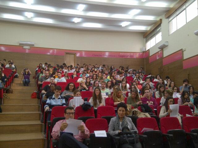 manuelbermejo's tweet photo. Empezando conferencia sobre Gobierno de la Empresa Familiar organizado por la Catedra Santander de la Univ. Granada http://t.co/TKvFvgIdHE