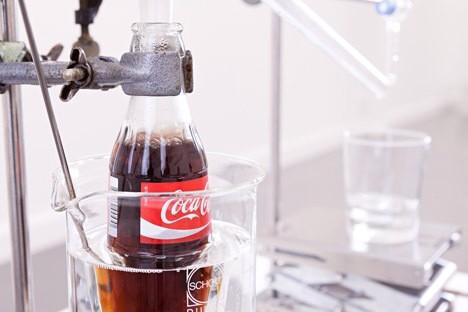 ideefacto's tweet photo. #HelmutSmits designs machine that turns #CocaCola back into #water @Dezeen http://t.co/bN3HalY4dn