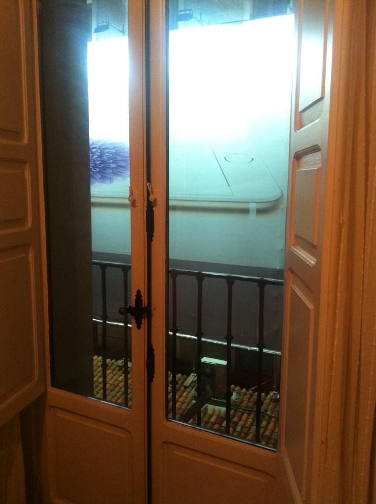 dori_munoz's tweet photo. Cartelito pequeño el que han colocado delante de mi cuarto..y bien de luz que desprende 🙈 #iPhone6 #MalditaTentación http://t.co/TXi97DZvcT