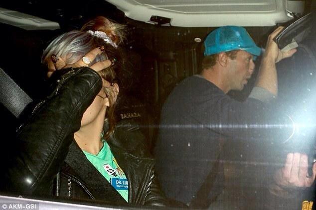 coldplaygravity's tweet image. Chris et Lily Allen sortent ensemble de la fête d'Halloween de Kate Hudson 🎃
#AR