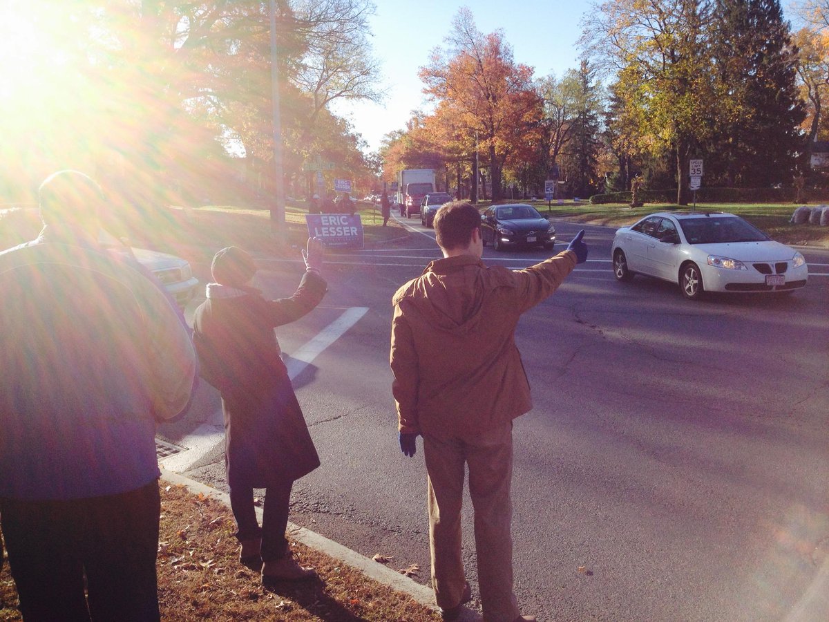 gregschmidt's tweet photo. Morning viz with @ericlesser. Big crowd and lots of honks for Longmeadow's favorite son! #mapoli http://t.co/5IVZ7mH2Na