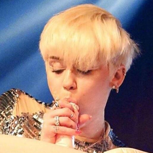 Charls On Twitter “mtvllve Miley Cyrus Gives Blow Job On Stage Oh