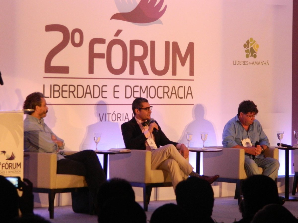 ESemACAO's tweet photo. Painel 01: Cenários políticos para um novo ciclo. Guilherme Fiuza, Marcelo Madureira e Bruno Garschagen #ForumVitoria http://t.co/qdieMUTqaV