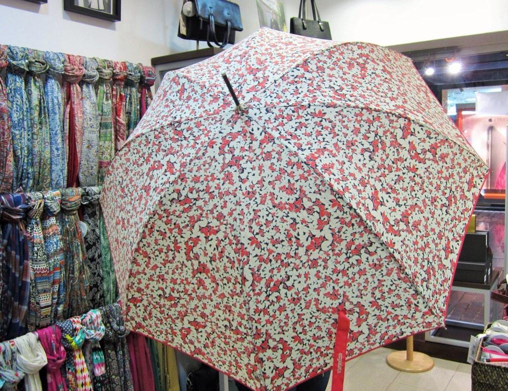STRASS_MODA's tweet photo. Hay días en los que todos nos merecemos un... paraguazo!! 😃☔️ #StrassBadajoz #BienvenidoOtoño #ParaguasBonitos http://t.co/a3vKTvqI2t