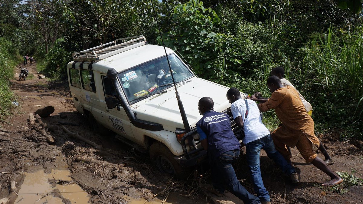 WHO's tweet photo. A WHO team got stuck in a muddy road in #SierraLeone. Some community members came along &amp; helped our team. Thank you! http://t.co/kp9qmNoF9o