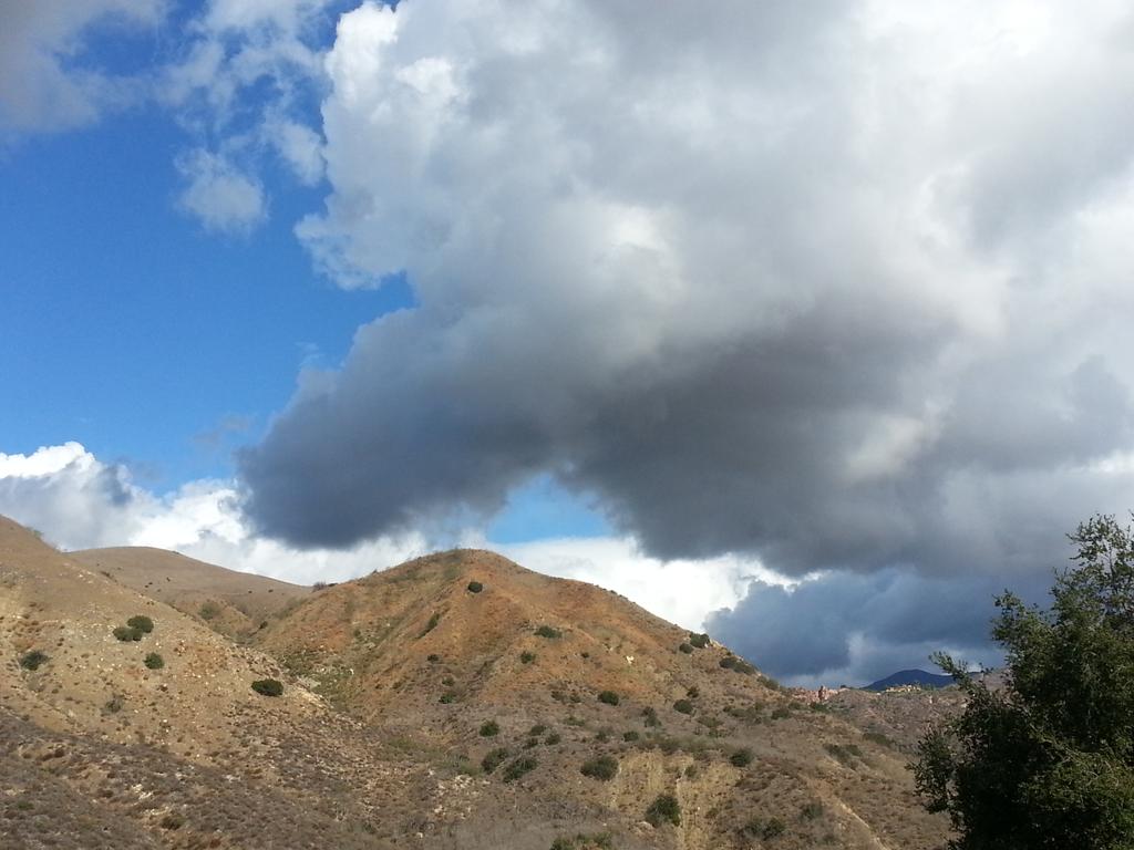JustDucky89's tweet image. Just in case you missed how beautiful the clouds were this weekend...#SaddlebackMountains #WhitingRanch #OC