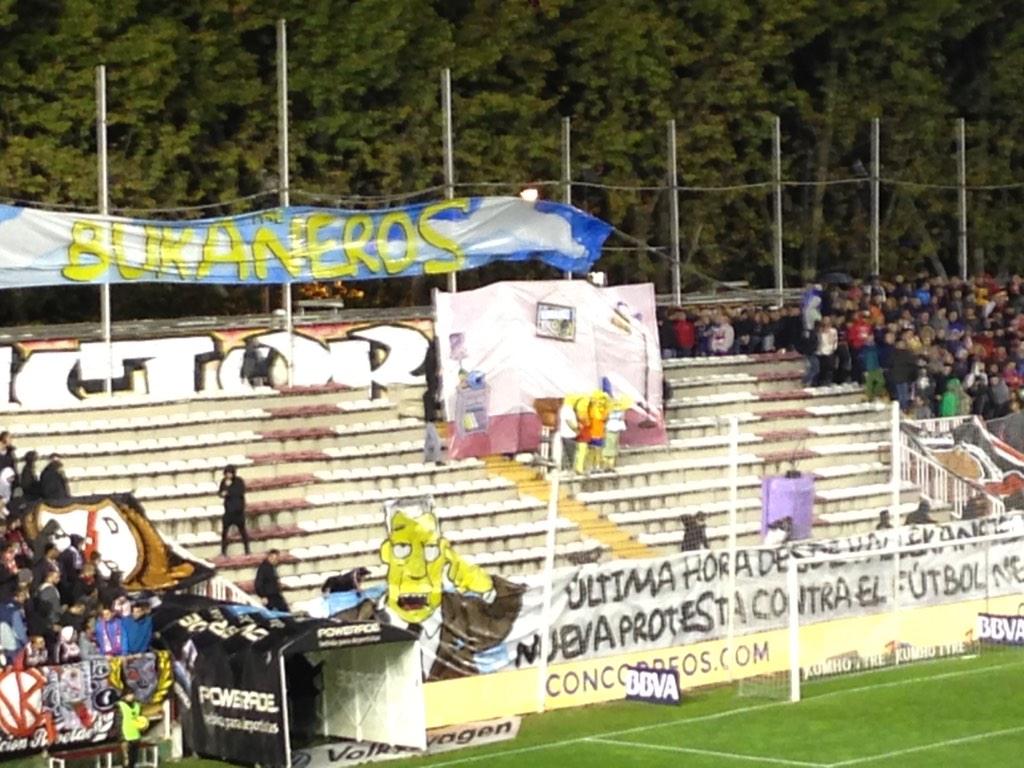isaacfouto's tweet photo. Hoy han venido 'Los Simpson' a Vallecas, huelga de animación los primeros 24m por jugarse en lunes http://t.co/UgS6CNAJ3S