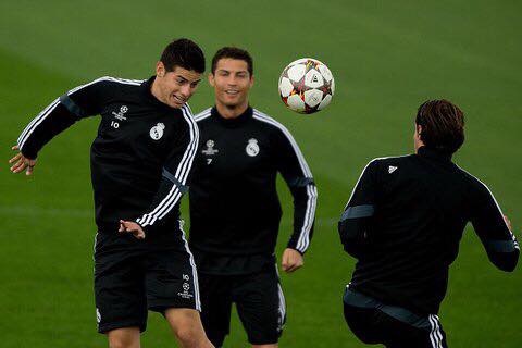 JamesRodrigueFC's tweet photo. James with ronaldo :)

#james #CR7 #RMLive http://t.co/Tb4dvE6zRy