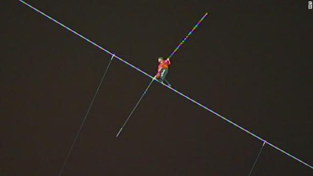 CNNEE's tweet image. Nik Wallenda cruza el cielo de Chicago sobre la cuerda floja y... ¡Con los ojos vendados! cnn.it/1x1P7wE
