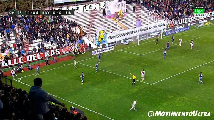 MovimientoUltra's tweet photo. Más imágenes de la protesta por parte de los Bukaneros en contra del fútbol los lunes en el Rayo Vallecano - Eibar http://t.co/oNYvfy2QdT