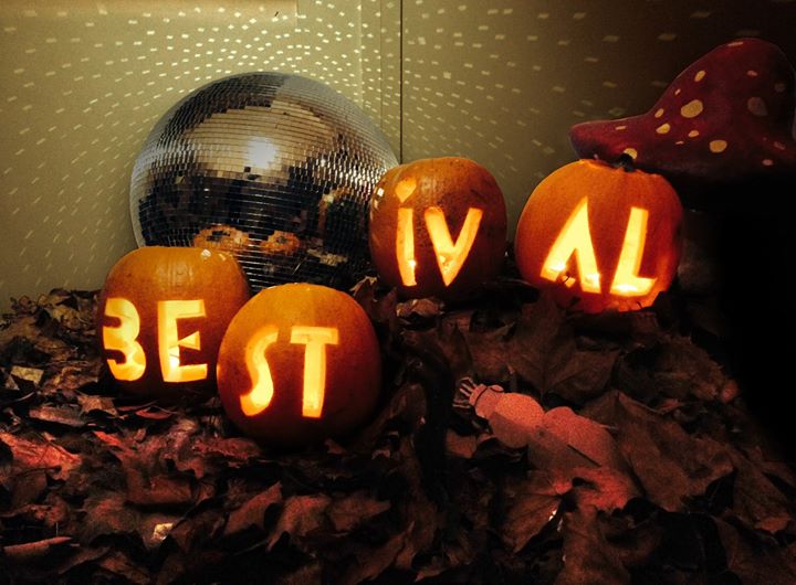 HPFestivals's tweet photo. Happy Halloween from everyone at Bestival HQ and the Isle Of Fright! X (via http://t.co/X5MezUnM6Q) http://t.co/UklFMmc618