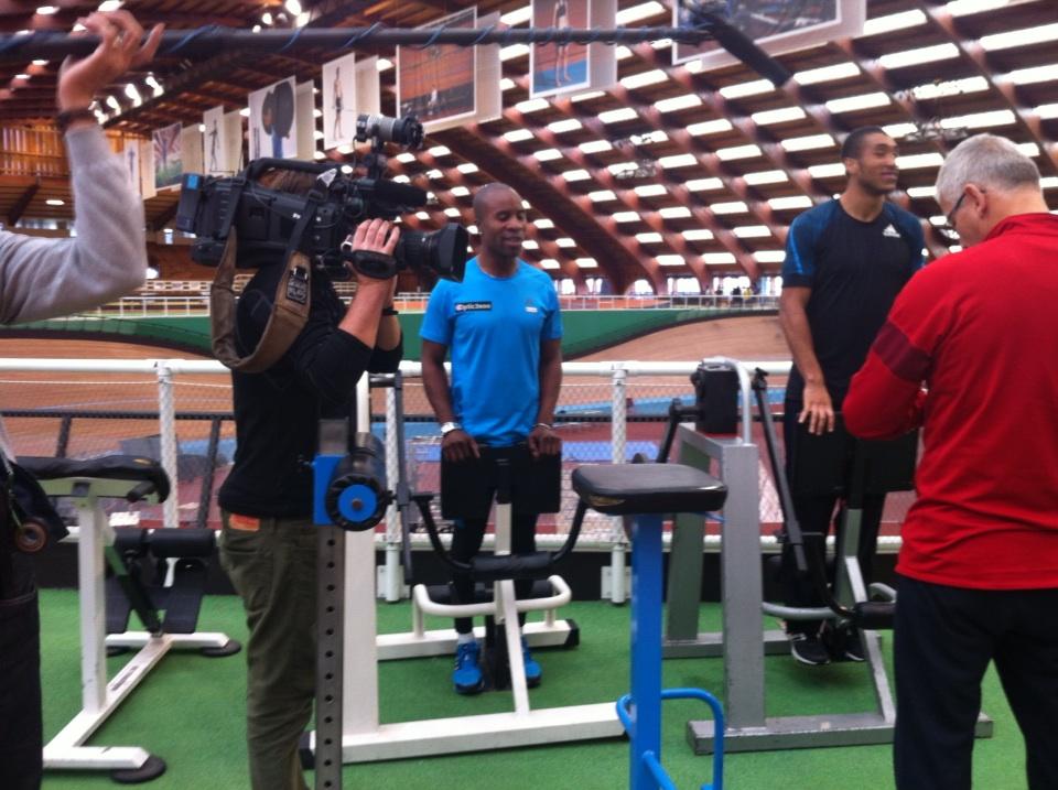 Flodesil's tweet photo. @tresormakunda en tournage pour @TF1 à  l entraînement à l #insep ,avec @guy_ontanon et #JimmyVicaut #athle http://t.co/dvKtbHEGfq