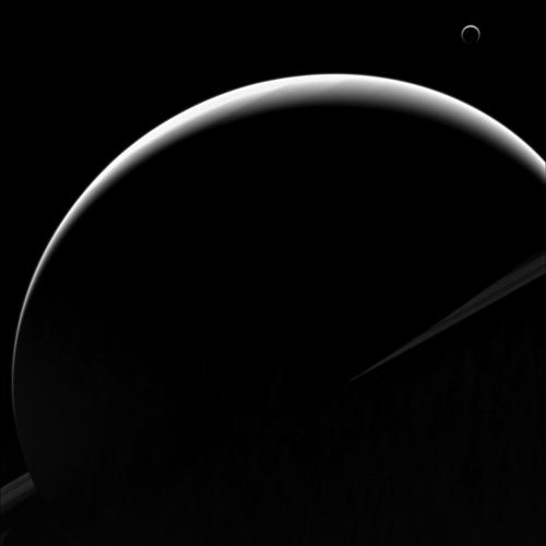 ObservingSpace's tweet image. Mimicking the moon. Cassini’s view of #Saturn &amp;amp; #Titan goo.gl/tm1VAa #cassini #nasa #space