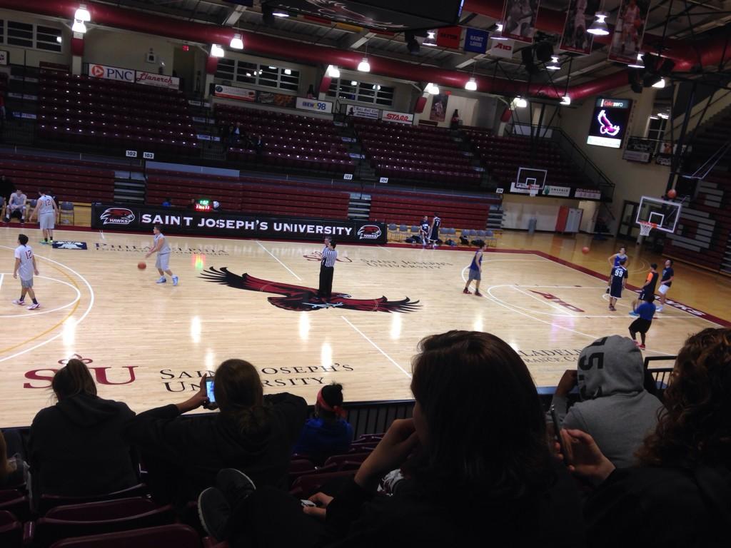 SJUHawks_WBB's tweet photo. Supporting our men's club team!#practiceguys #scoutteam #THWND http://t.co/SKJso5FPkm