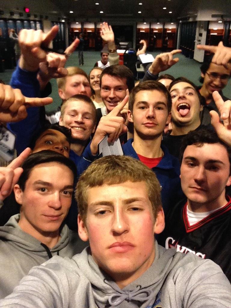 stemdeca's tweet photo. @stemdeca in the @Eagles locker room #smellthemidnightgreen http://t.co/WXxkWWrMe9
