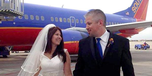 people's tweet photo. Pass the peanuts and pretzels! This couple got married at 35,000 ft. on a Southwest flight http://t.co/gKvVcWLiee http://t.co/jSYOJe88wX