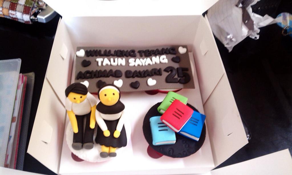 Contoh cupcakes isi 4