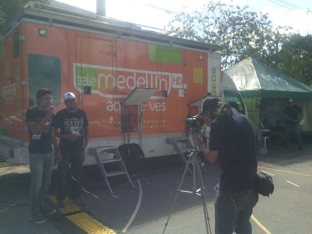 altavoztv's tweet photo. Nuestro reDportero de hoy, ha estado recorriendo todo @Altavozfest  Síguelo a través de @telemedellin http://t.co/IidMqYqMsZ