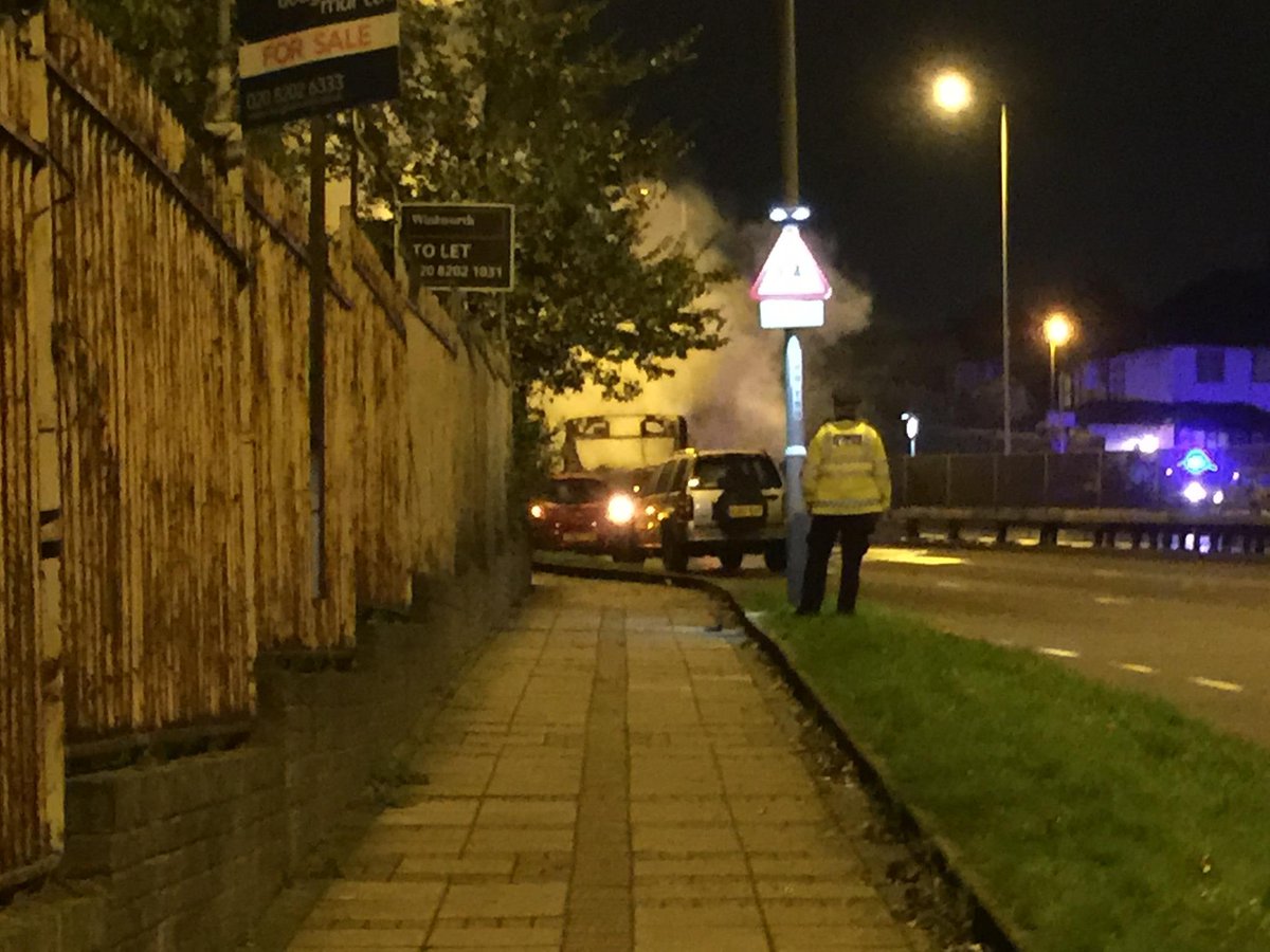 dongtingm's tweet image. Normally 15 mins journey, tonight I walked+tube+bus 2 hours to go home! @TfLTrafficNews #busonfire #hendon