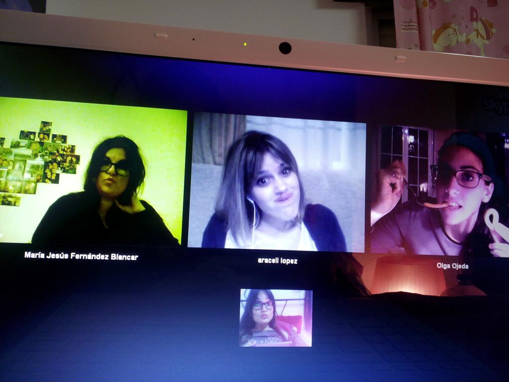 MariaOSRU's tweet photo. Un lunes es más divertido si termina así! Sacando el país adelante jajaja  @OlgaOjedaServin @MariaJesus_94 @moniya94 http://t.co/PzV2BGR1U0