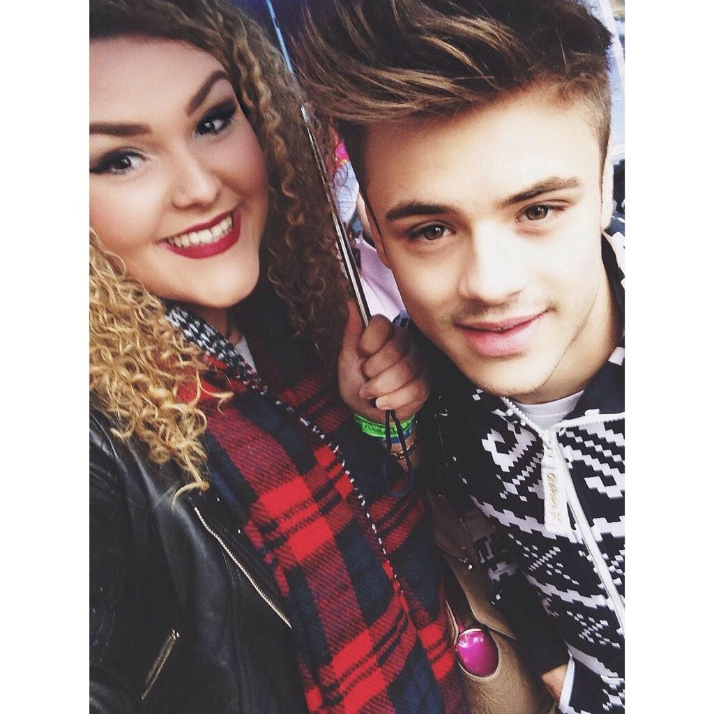 StereoKicksWW_'s tweet photo. Tom &amp; Casey with fans today at the rehearsal studio http://t.co/PCOHwUI2er