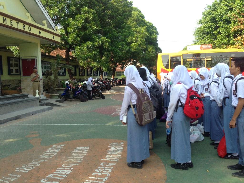 Pelepasan Jalan Jalan Ilmiah KIR SMA Negeri 1 Metro Oleh Bapak Kepala Sekolah