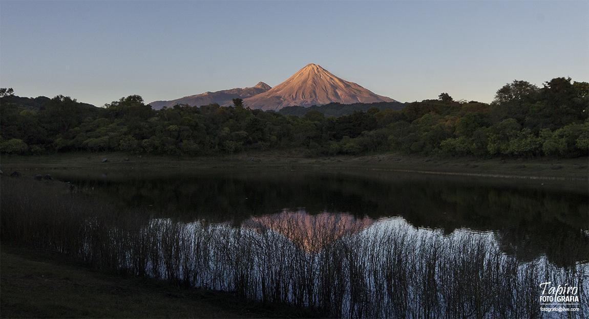 Laguna de Carrizalillos y Volcanes de #Colima. Una belleza.