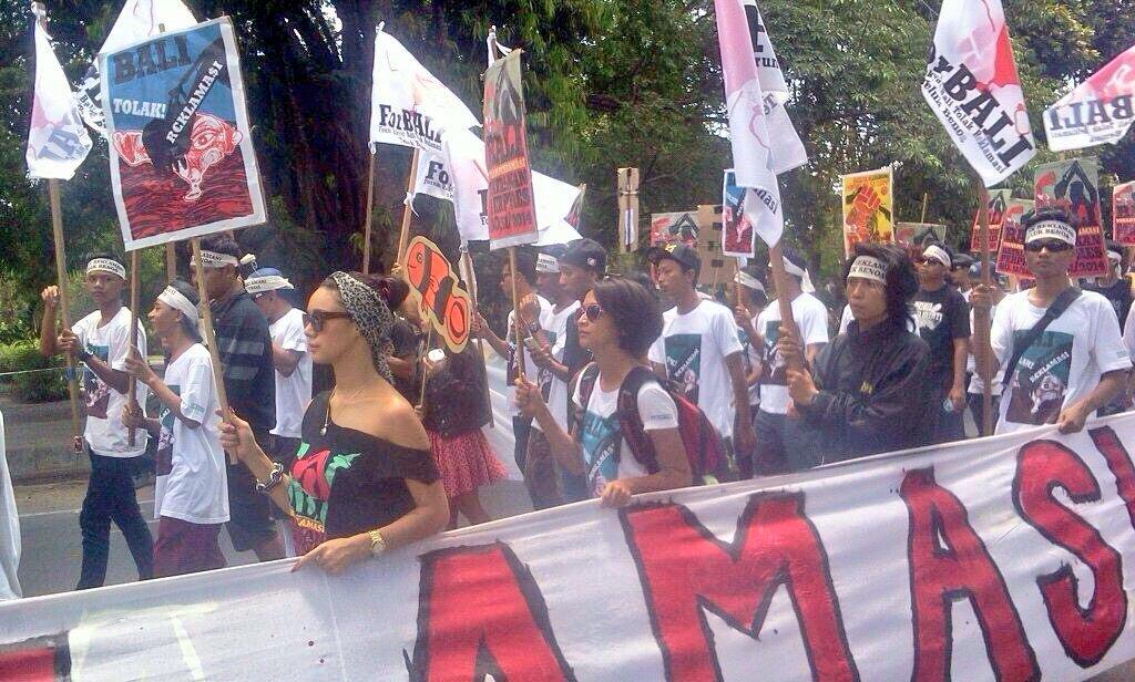 Sering2 ikut demo ya mbak2 cantik, supaya panas &amp; lelah ini hilang. Ais kir! #TolakReklamasiTelukBenoa