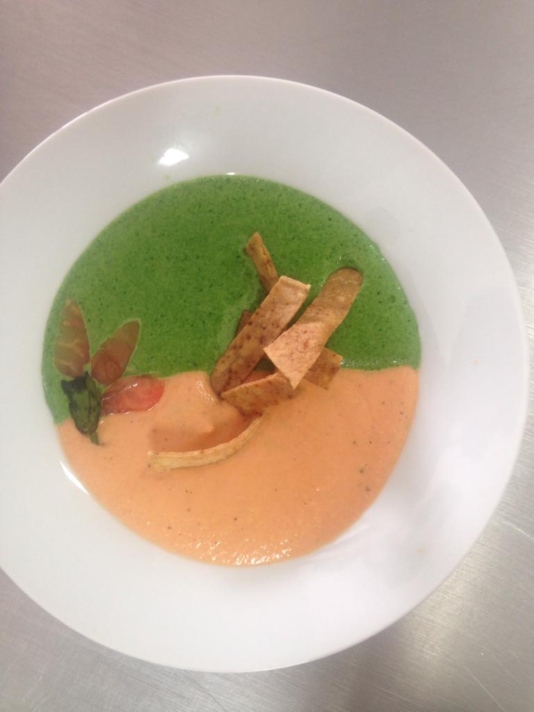RenattaGarcia's tweet photo. Crema bi color. Espinaca y tomate. http://t.co/H5pWR80saM