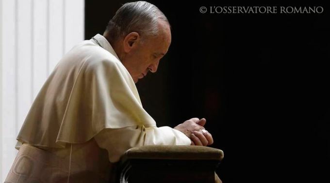 aciprensa's tweet photo. “Señor, que nada nos aleje de ti”: La oración del #PapaFrancisco por los difuntos http://t.co/QNLd7vAYbN http://t.co/gADllRKgGH