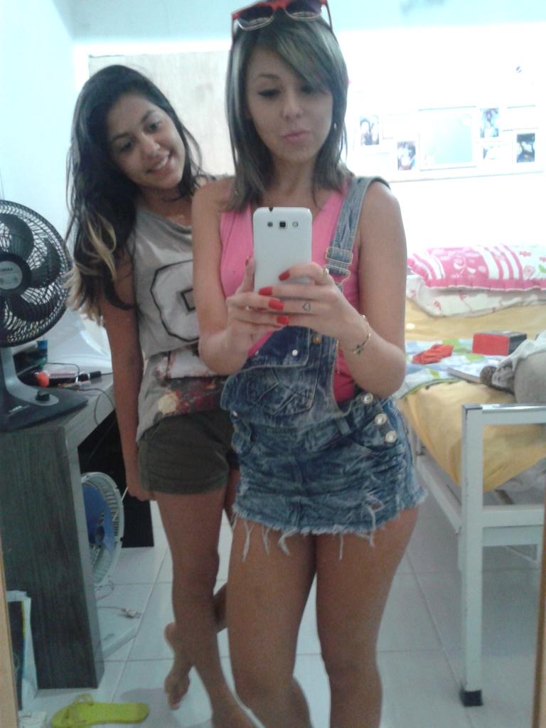 MarcelaLLira's tweet photo. Se eles tiram onda a gente tira tsunami 🍻 🍁 #BelGuimarães http://t.co/9MDBq9iBGn