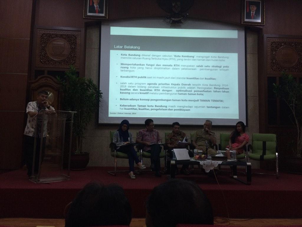 culindra's tweet photo. Hallo, pagi ini kami sdg berada di seminar dan kajian mengenai taman tematik di Kota Bandung :) http://t.co/uT2S6BEmAy