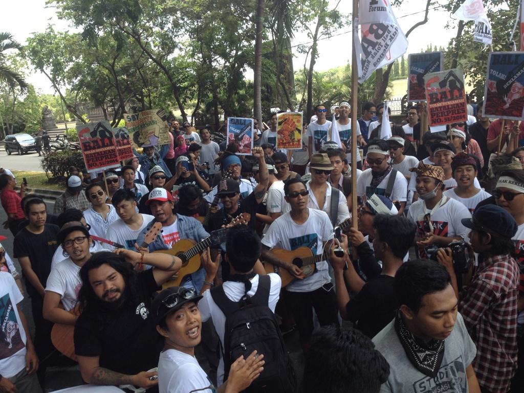 ForBALI13's tweet photo. 🎶 kita semua makan nasi, bukannya butuh reklamasi... 

Musisi-musisi Bali yg setia #TolakReklamasiTelukBenoa http://t.co/mRwvVGaqVn