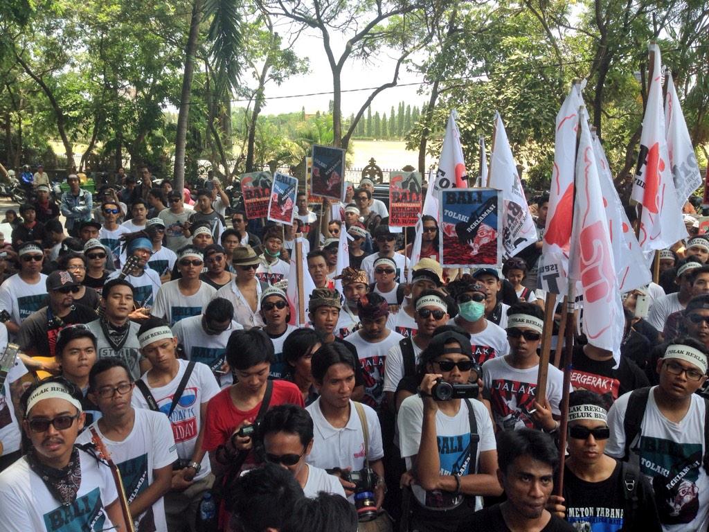 ForBALI13's tweet photo. "Apa yg sbnrnya mau diperbaiki? Pendangkalan? Yg dikeruk adalah sawang, sungai alami". #TolakReklamasiTelukBenoa http://t.co/9lVYS2Jj3w