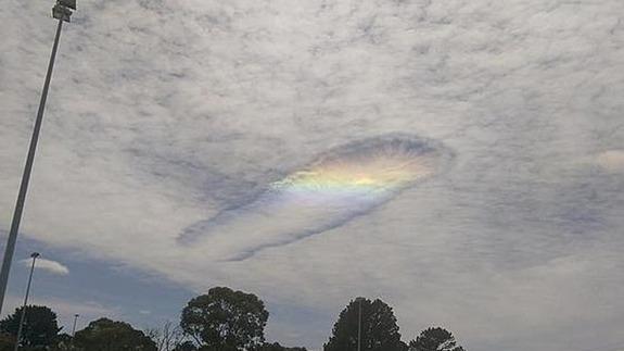 Un magnifique "trou de virga" apparaît dans le ciel australien B1kgBVmIEAEkkfL