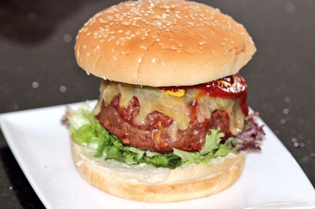 HectorSmokeHaus's tweet photo. @PeterBouchier beef mince #stuffz #burger with garlic mushrooms and cheese #BBQ @KomodoKamado http://t.co/IOwQLpdOtr