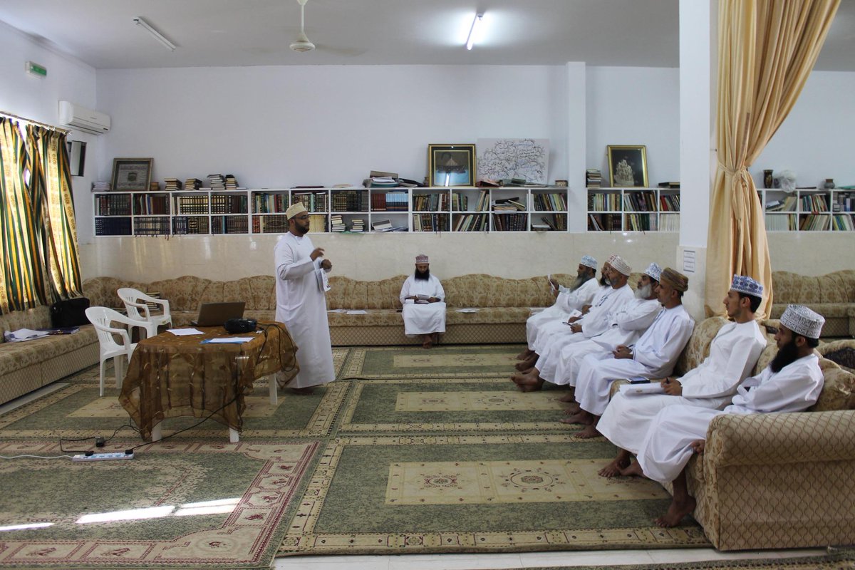 helpf04's tweet image. عقدت يوم السبت 1-11-2014م  بتوفيق من الله ورشة العمل اﻷولى بمجلس مسجد التقوى لمشروع إعانة أسرة بولاية السيب.