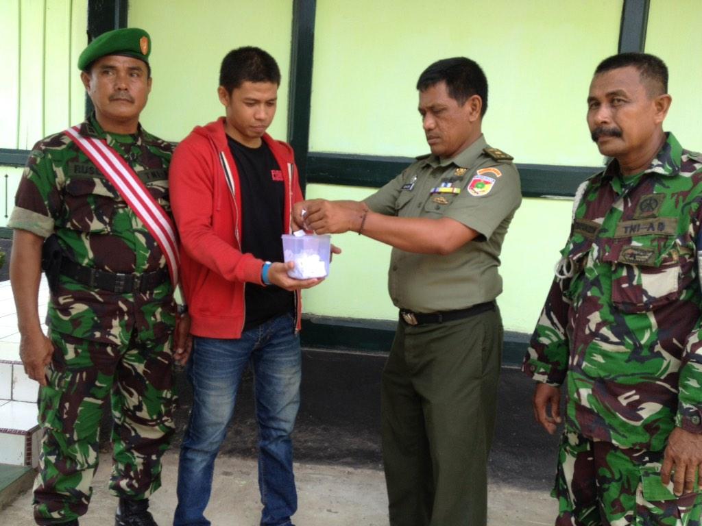 palopocolorrun's tweet photo. Pengundian doorprize palopo color run oleh bpk. Mayor Kav. Salahuddin Basir at kodim palopo. http://t.co/QnzQOBRx0G