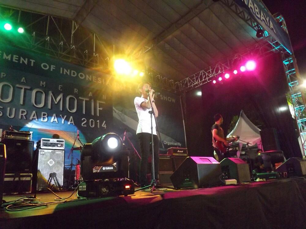 Frameband tweet picture