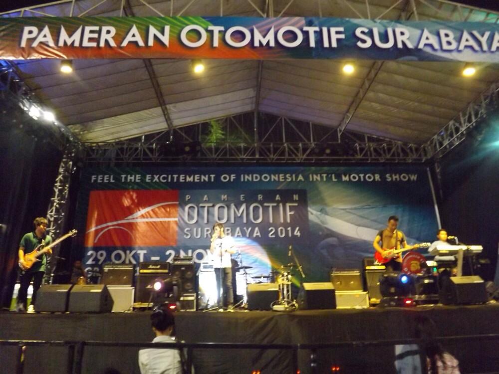 Frameband tweet picture
