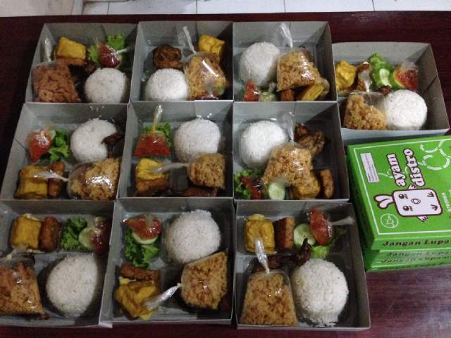 4a.MS Bandung menerima titipan dari donatur sebanyak 10 box paket makanan untuk disalurkan. <a href="/MakelarSedekah/">@MakelarSedekah</a>
