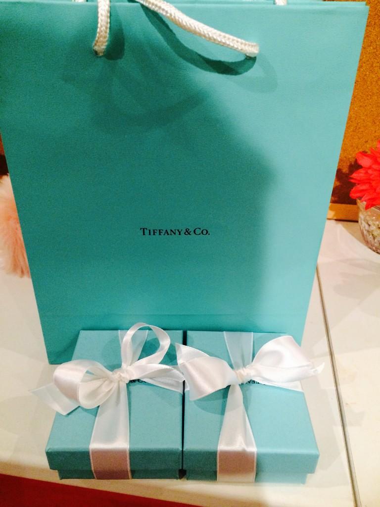 ほ 遅めのハタチの誕生日プレゼントで おばあちゃんにティファニーのネックレスとピアス買ってもらった 一眼レフは譲って貰えたし最高 ˆ ˆ Http T Co 7cn0y7gphn