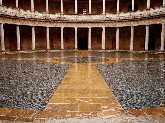 #PalacioCarlosV llueve, pero sueña bajo esa lluvia en #LaAlhambra. Buenos días!