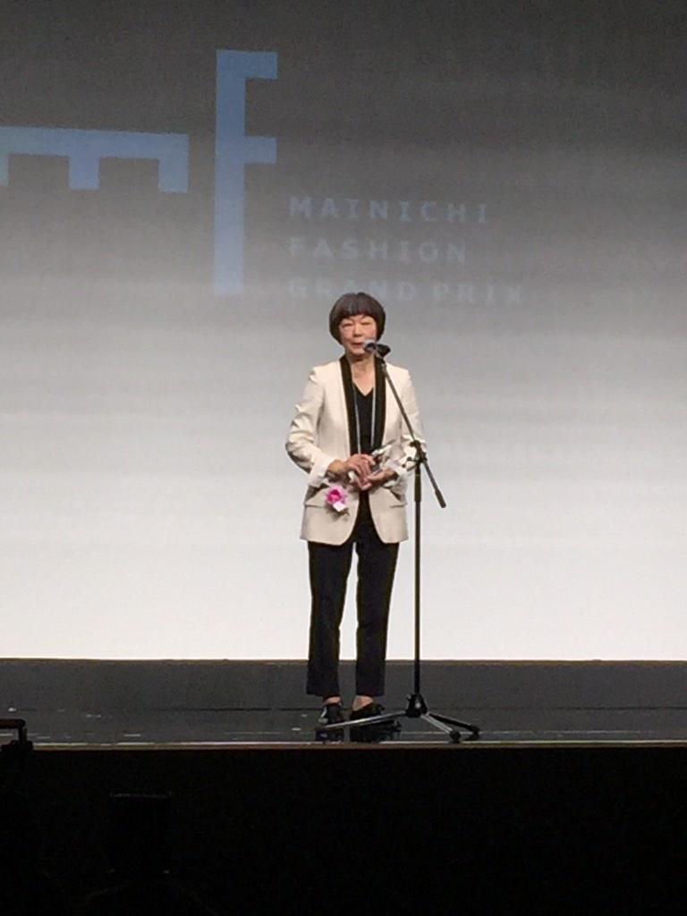「毎日ファッション大賞」授賞式を取材中。 鯨岡阿美子賞はファッションディレクターでスタイリストの原由美子 FASHIONSNAP