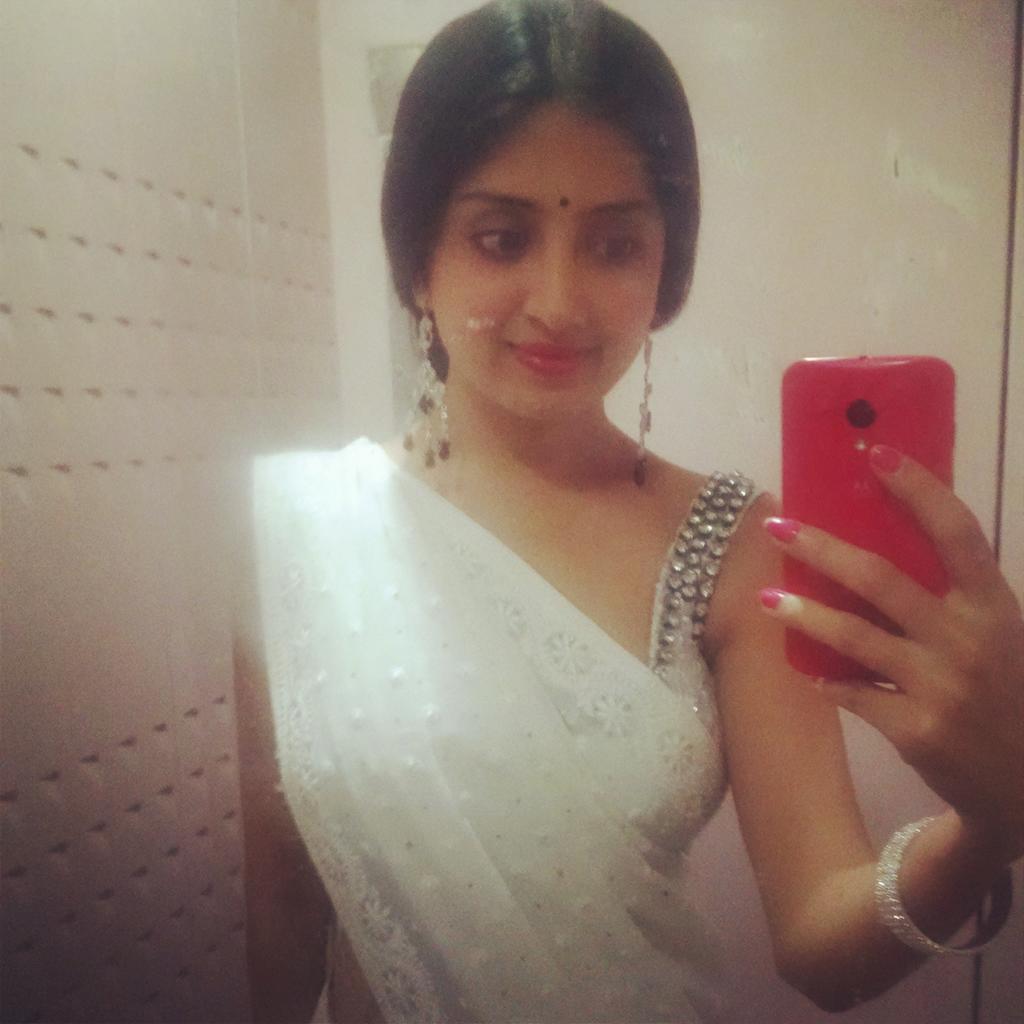poonamkaurlal's tweet photo. White my Fav color !!! #whiteforpeace #purity #sufinights...simplest look! http://t.co/efKm5X6ILj