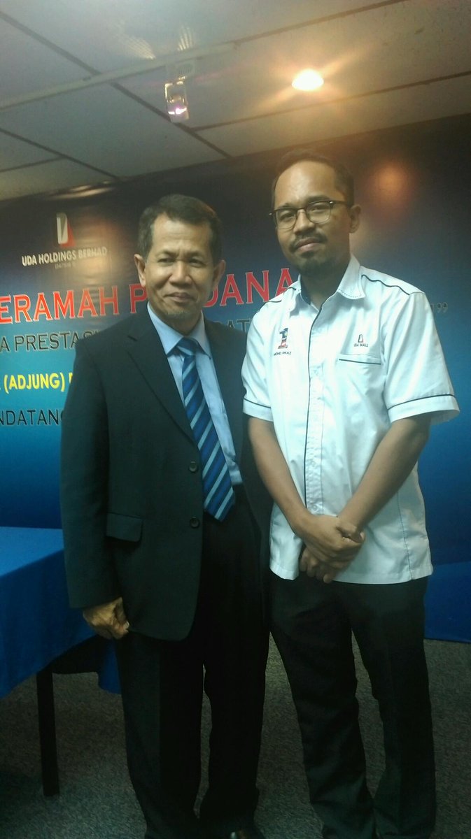Iwaz07's tweet photo. Bersama pakar motivasi agung. Sangat kelakar dan merendah diri orangnya. http://t.co/8fJOpnWtLV