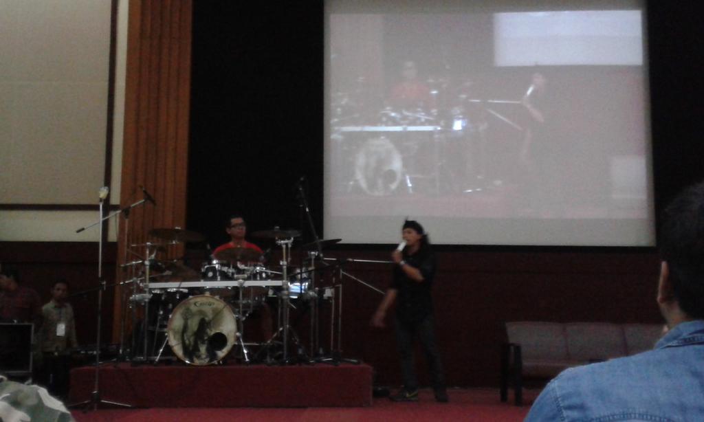 Acaranya keren! Cc: <a href="/heartbeatsticks/">Heartbeat Drumsticks</a>  <a href="/promo_ci/">promo citra intirama</a> RT <a href="/UMMEXPO2014/">UMMEXPO2014</a>: Coaching Clinic "drumm" by rifki_13